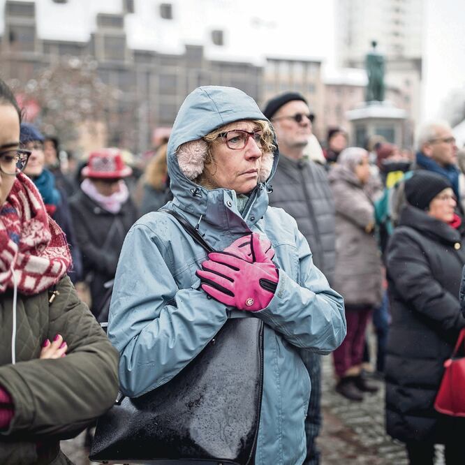 Dolor. Residentes de Estrasburgo se reunieron en la plaza de la ciudad para recordar a las víctimas del ataque. JEAN-FRANCOIS BADIAS. AP