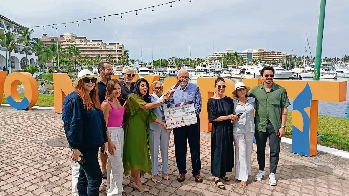 La productora Giselle González, al lado de su equipo, dio el claquetazo. Foto: ARMANDO PEREDA. EL UNIVERSAL