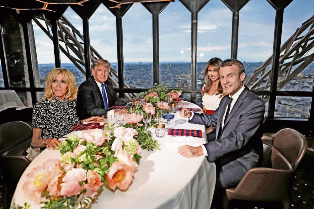 Brigitte Macron, primera dama de Francia; el presidente de EU Donald Trump; la primera dama de EU Melania, y el mandatario galo, Emmanuel Macron, durante su cena de ayer en la Torre Eiffel, en París (KEVIN LAMARQUE. REUTERS)
