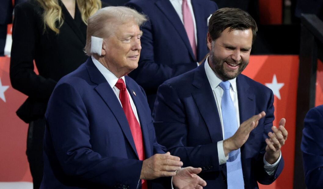 El candidato presidencial republicano, el ex presidente estadounidense Donald Trump (L) y el candidato republicano a la vicepresidencia, el senador estadounidense J.D. Vance (R-OH), aparecen en el primer día de la Convención Nacional Republicana en el Foro Fiserv el 15 de julio de 2024 en Milwaukee, Wisconsin. FOTO: AFP