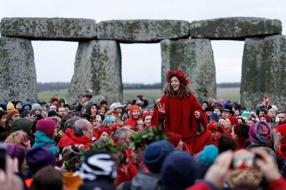 FOTOS: “volvemos a nacer”; miles de personas celebran el solsticio de invierno en Stonehenge