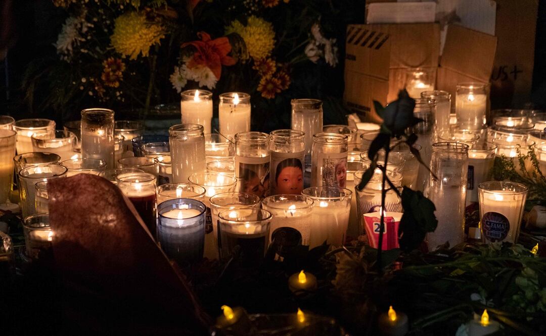 Se encienden velas durante una vigilia fuera de las instalaciones de inmigración mexicanas donde al menos 38 migrantes murieron en un incendio, en Ciudad Juárez, estado de Chihuahua. Foto: AP