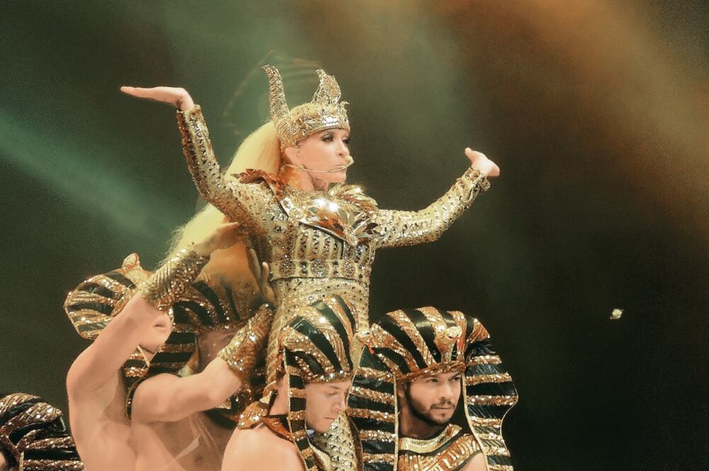 La veracruzana portó alrededor de 10 vestuarios durante su show; en este luce el egipcio de su tema “Presa” (CORTESIA)