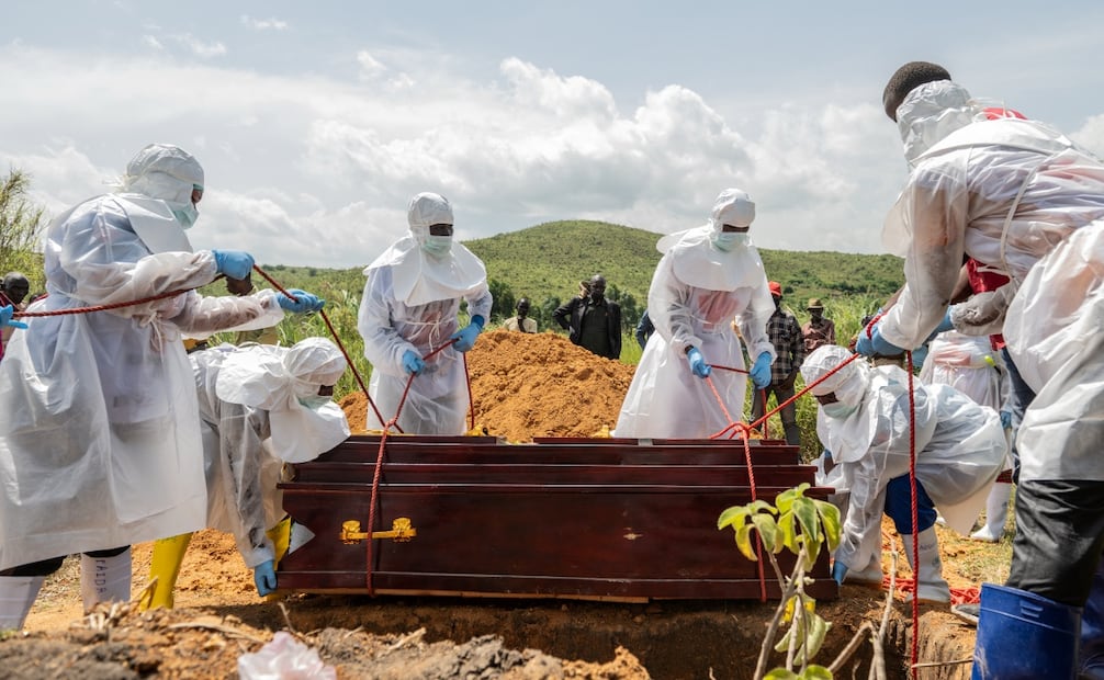 Trabajadores de la Cruz Roja realizaron entierros bajo estrictas medidas de seguridad en Rwampara, Congo (23/05/2026). Foto: AP