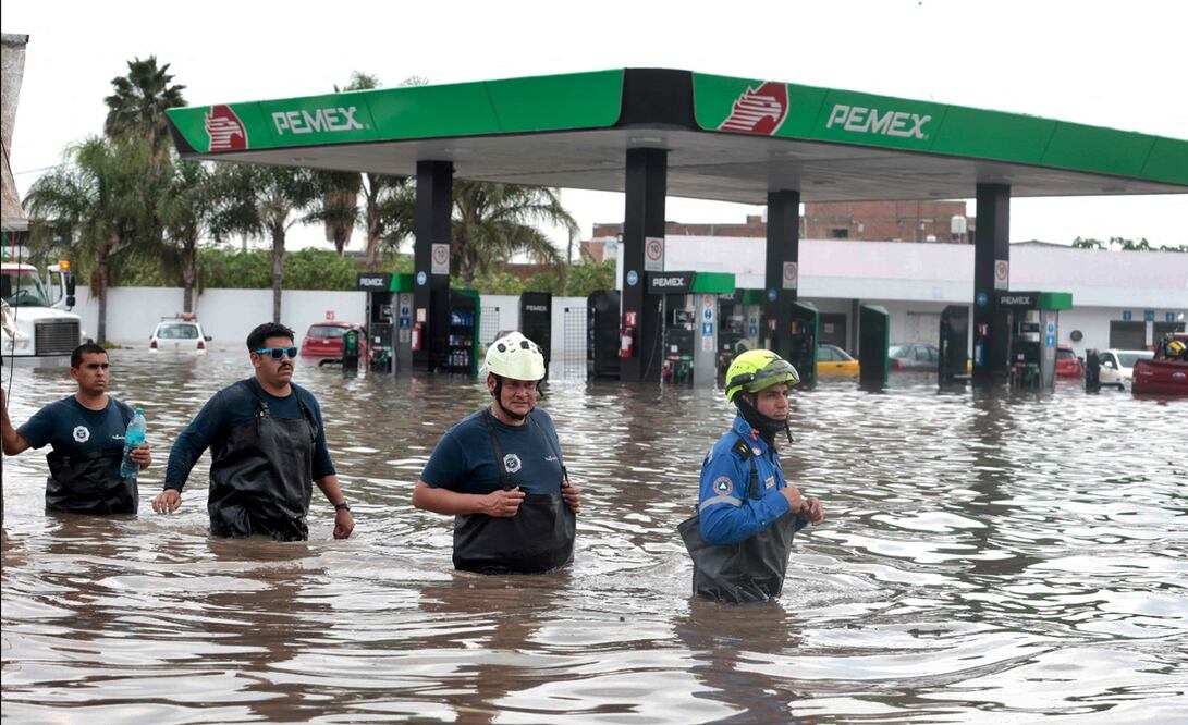 Muere hombre en Tlaquepaque, Jalisco, a causa de las lluvias provocadas por el huracán "Narda". Foto: AFP