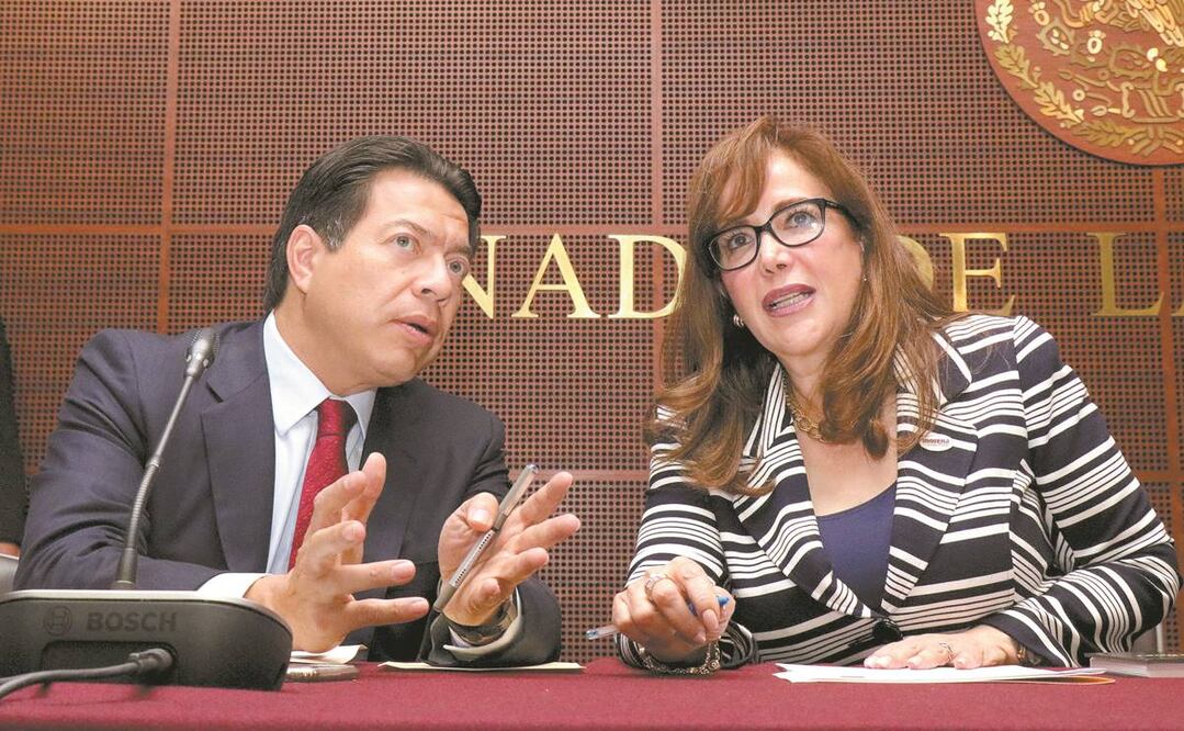Mario Delgado Carrillo y Yeidckol Polevnsky, en una reunión legislativa en la Cámara de Senadores, en 2019. Foto: ARCHIVO EL UNIVERSAL
