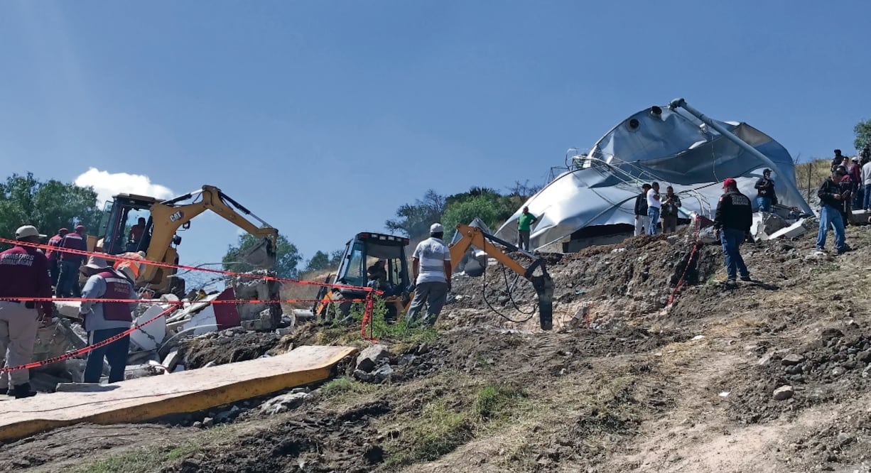 Personal de Protección Civil estatal y del ayuntamiento limpió la zona y un geólogo realizó el peritaje. El tanque seguirá en el lugar hasta que no concluya la investigación. Foto: Emilio Fernández/El Universal