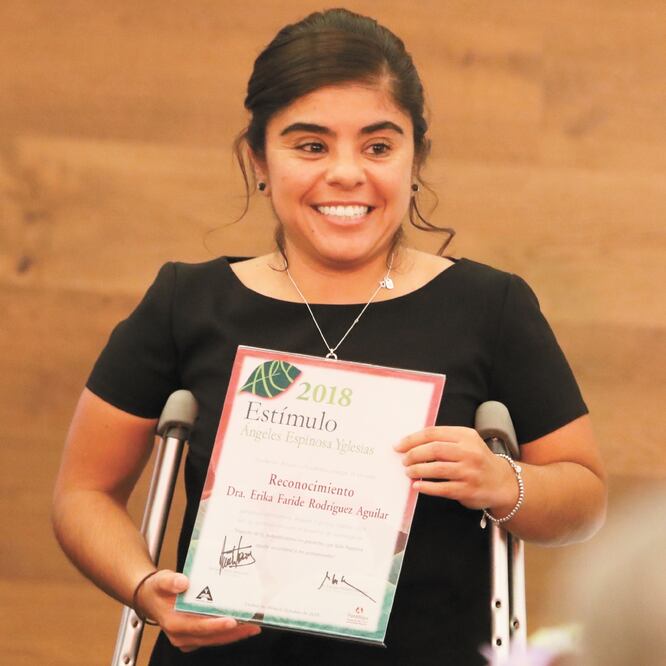 Fundhepa entregó a Erika Faride Rodríguez el estímulo Ángeles Espinosa Yglesias 2018 por sus investigaciones sobre enfermedades del hígado. (ARIEL OJEDA. EL UNIVERSAL)