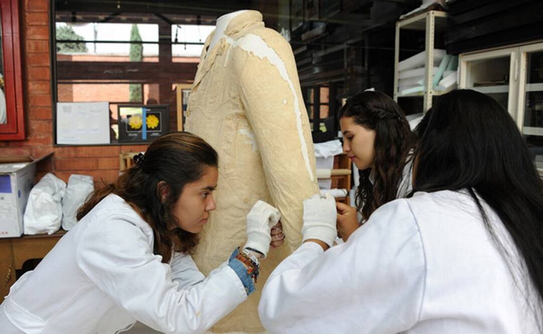 El saco que Francisco Villa vestía el día de su asesinato estaba hecho a la medida, con el estilo propio de su dueño y de lino color marfil. (FOTO: Mauricio Marat / INAH)