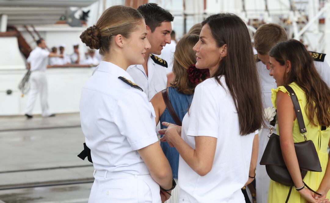 La Reina de España, Letizia hablando con su hija, la Princesa de Asturias, Leonor de Borbón, en su reencuentro durante una escala del buque escuela de la Armada Española Juan Sebastián Elcano en la Ciudad de Panamá, Panamá, el 3 de mayo de 2025. Foto: EFE