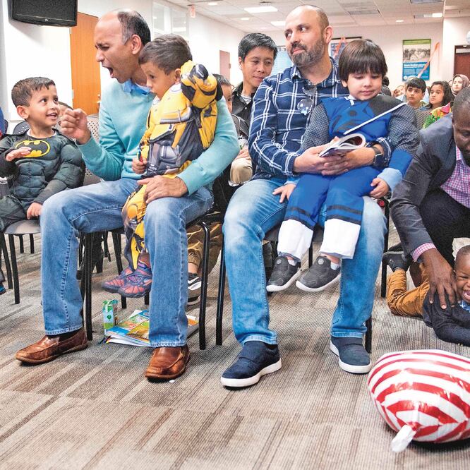 Un total de 35 niños de 22 países participaron ayer en Fairfax, Virginia, en una ceremonia especial de Halloween, en la que se les concedió la ciudadanía estadounidense. Foto: JIM WATSON. AFP