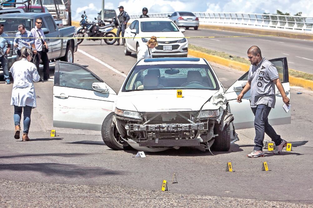 Mientras dos jóvenes circulaban, alrededor de las 13:30 horas, fueron interceptados por otro vehículo, desde donde les dispararon. Al intentar escapar a pie, los jóvenes fueron baleados (ESPECIAL)