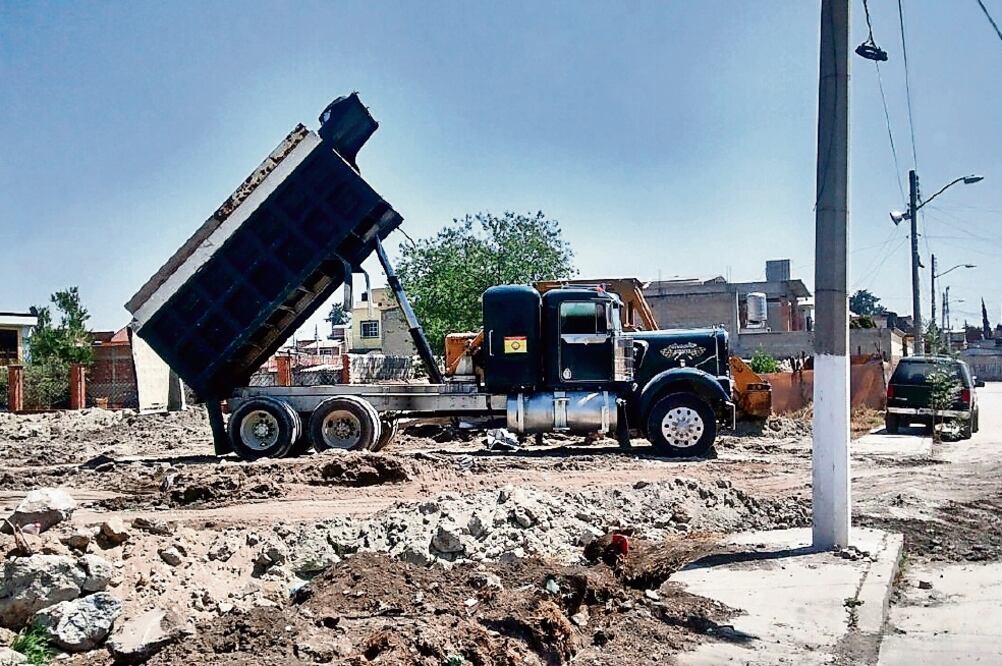 Vecinos se quejan de que el paso frecuente de los camiones pesados ya dañó severamente las calles de Tultitlán (JUAN BARRERA. EL UNIVERSAL)