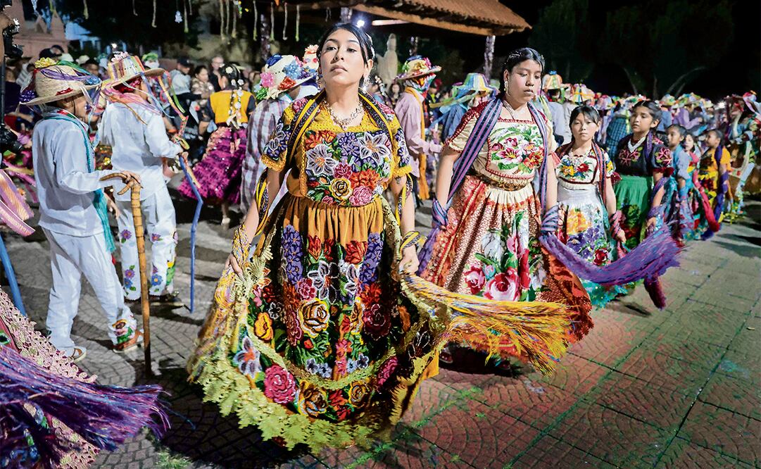 Antes de la medianoche se apagaron todas las luces para iniciar la ceremonia del Fuego Nuevo, un ritual relacionado con los ciclos de fertilidad agrícola. Foto: DIEGO SIMÓN SÁNCHEZ