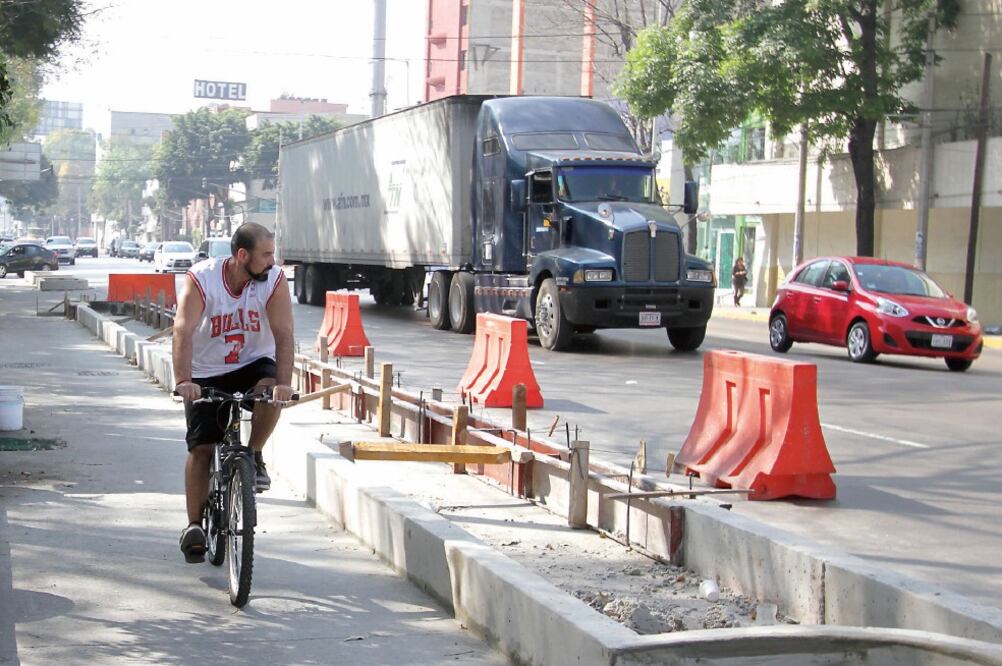 Estacionarse en una ciclovía podría resultar en una costosa multa. Foto: CARLOS MEJÍA. EL UNIVERSAL
