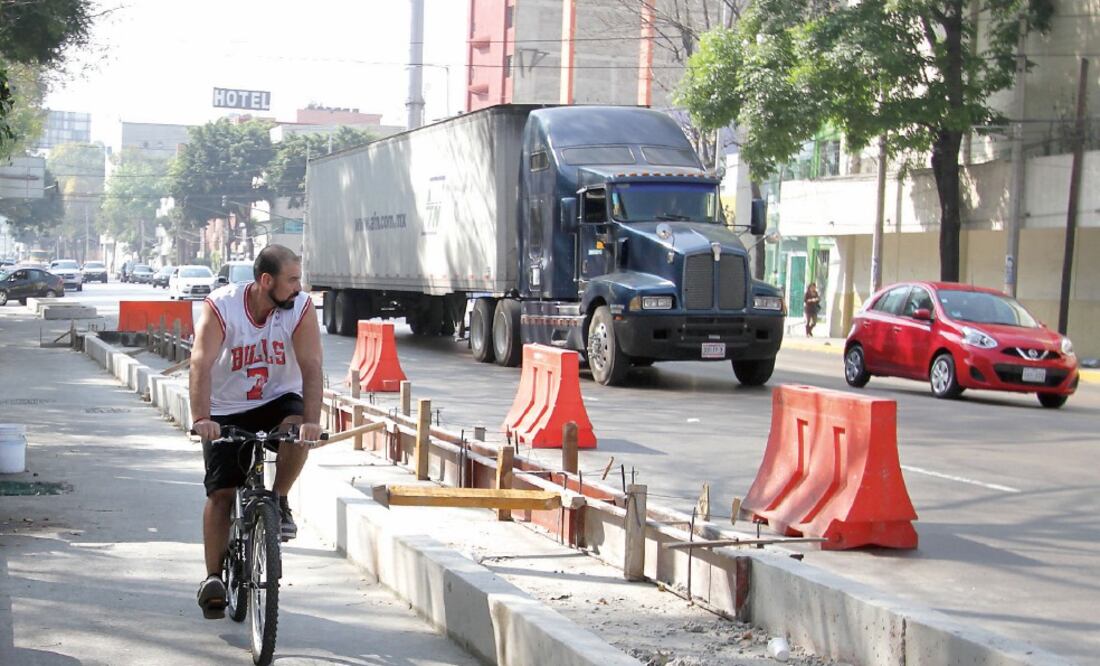 Para los trabajadores que acuden a sus fuentes de empleo en automóvil el tráfico se ha incrementado. Foto: CARLOS MEJÍA/EL UNIVERSAL