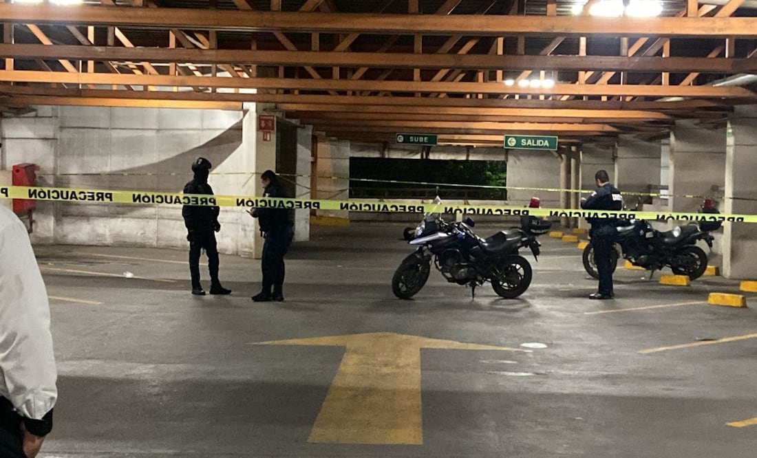 Un joven fue asesinado a balazos dentro de un estacionamiento techado de una plaza comercial en Culiacán. Foto: Especial
