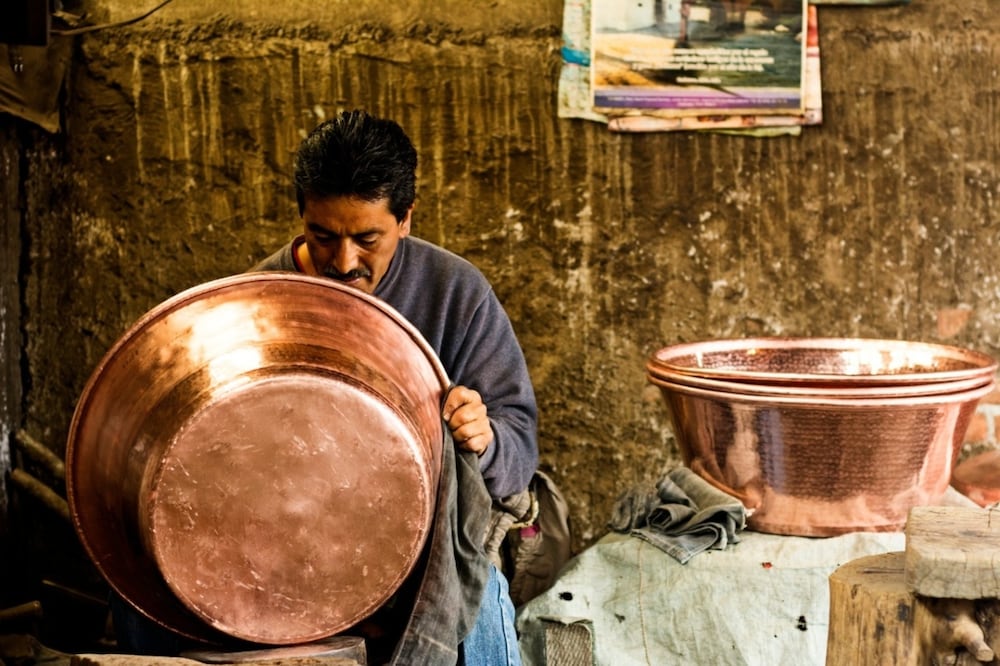 Puedes visitar los talleres de artesanos y conocer su proceso de creación. Foto: Ayuntamiento de Santa Clara del Cobre