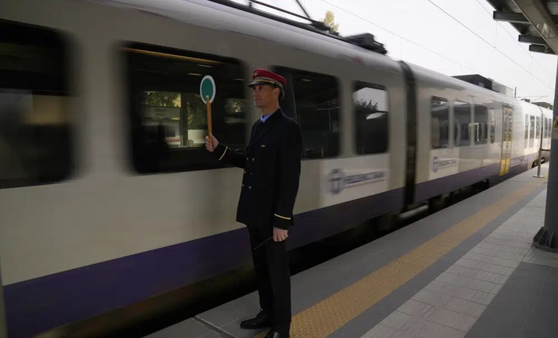 El servicio ferroviario se reanudó el miércoles en Grecia por primera vez desde un letal desastre ferroviario hace tres semanas. Foto: AP