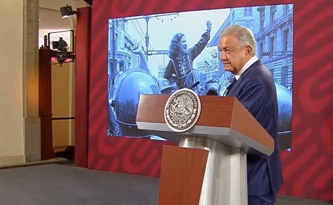 El presidente López Obrador pidió proyectar fotografías de Rosario Ibarra, a quien calificó de "heroína". Foto: Captura de pantalla 