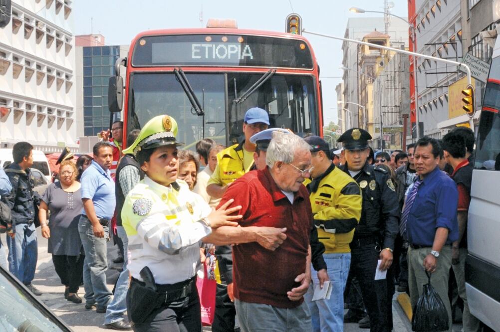 El accidente de ayer fue provocado por un vehículo particular que salió de una calle secundaria hacia avenida Balderas; el auto invadió el carril del Metrobús y ambas unidades se impactaron dejando un lesionado y daños por 30 mil pesos (ESPECIAL)