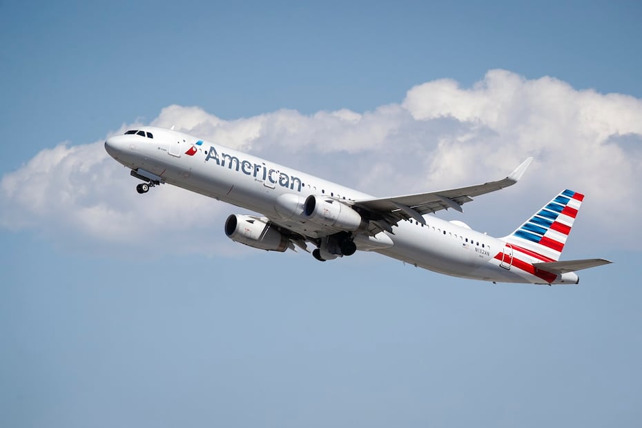 Fotografía de archivo del 27 de septiembre de 2022 de un Airbus A321 de American Airlines despegando del Aeropuerto Internacional de Los Ángeles, en Los Ángeles, California. Foto: EFE
