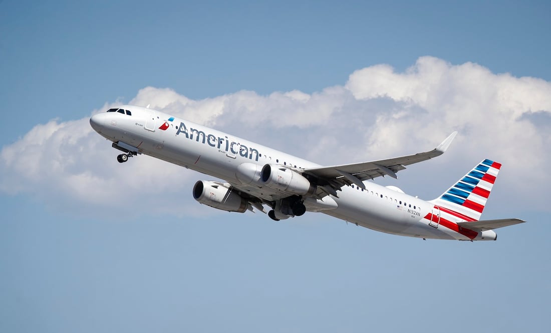 Fotografía de archivo del 27 de septiembre de 2022 de un Airbus A321 de American Airlines despegando del Aeropuerto Internacional de Los Ángeles, en Los Ángeles, California. Foto: EFE