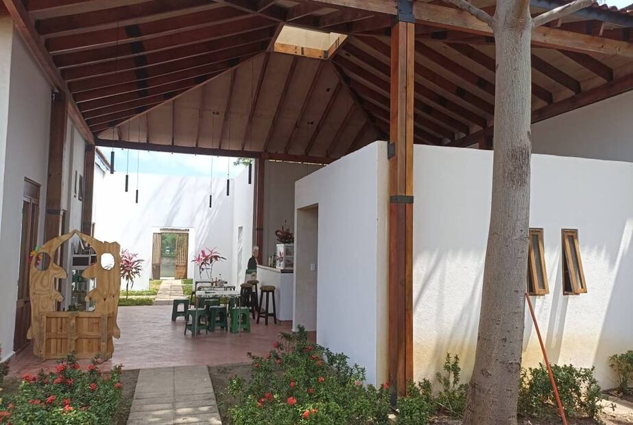 El recinto cuenta con una cafetería donde se encuentra una figura caricaturizada del Presidente.