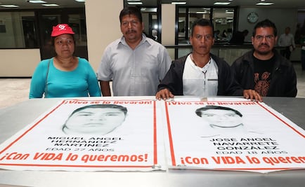 Padres de los 43 normalistas exigen respuestas a PGR