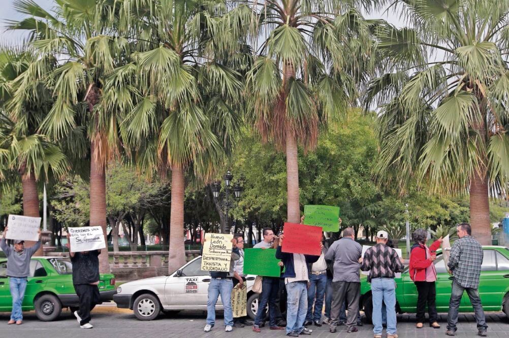 Taxistas dicen que el regidor priísta de Escobedo, Manuel Montejano, quien está apoyando al nuevo sindicato, les cobra una cuota mensual de 100 pesos (ARCHIVO EL UNIVERSAL)