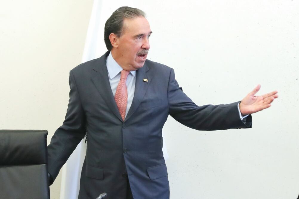 Emilio Gamboa señaló que Enrique de la Madrid, secretario de Turismo, y Eruviel Ávila Villegas, gobernador del Estado de México, “están haciendo su esfuerzo” para ser tomados en cuenta por el tricolor en las elecciones del próximo año. (LUCIA GODINEZ)