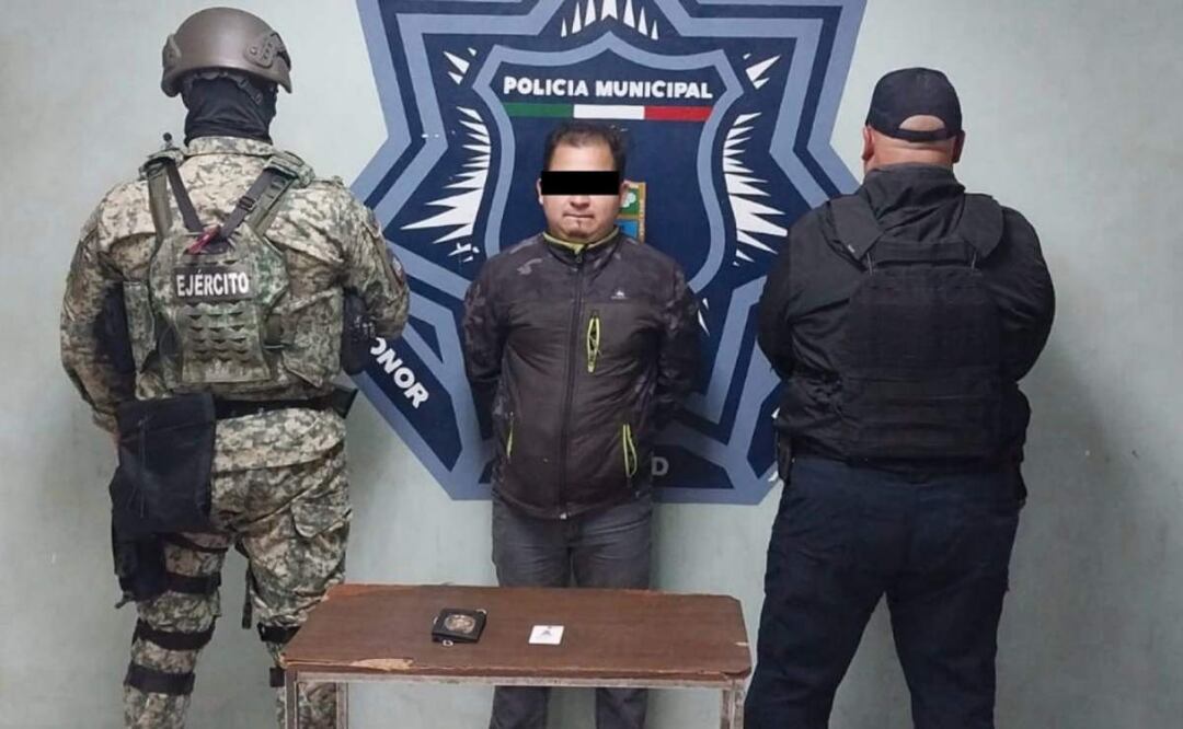 Edgar Eduardo “N”, de 29 años fue detenido en Cajeme, quien se hacía pasar por elemento de la Fiscalía de Sonora (19/02/2025). Foto; Especial