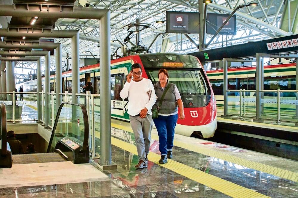 Una de las suspensiones se debió a la presencia de una persona en vías. Foto: Santiago Reyes/ EL UNIVERSAL