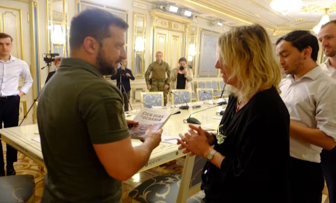 Volodimir Zelensky recibe el libro de Elisabetta Piqué, corresponsal de La Nación. Foto: Gentileza Isaac Bautista - La Nación Argentina/GDA