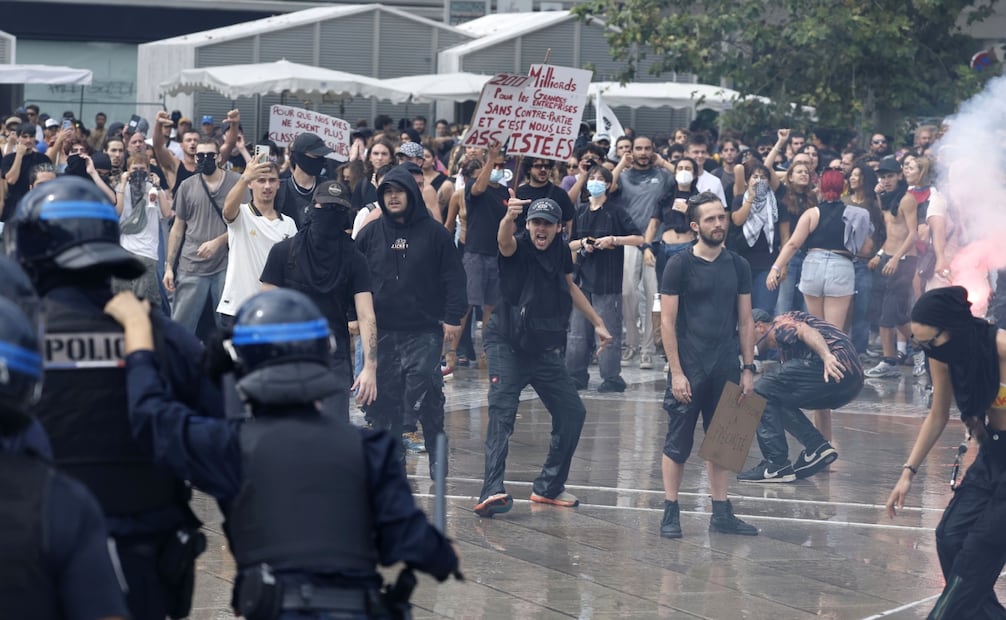 Para protestar contra el presupuesto de austeridad del gobierno saliente, el colectivo en línea «Bloquons Tout» ha convocado a bloquear todo el país el 10 de septiembre con acciones simbólicas. Francia desplegará 80.000 policías y gendarmes con instrucciones de plantar cara a los manifestantes. Foto: EFE