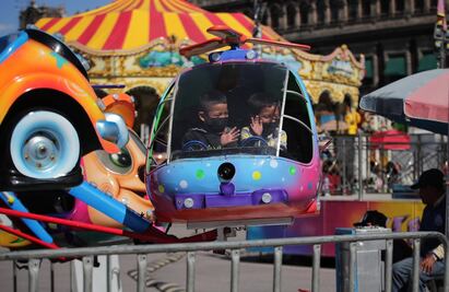 FOTOS: Peques disfrutan sus últimos días de vacaciones en la Verbena Navideña del Zócalo capitalino