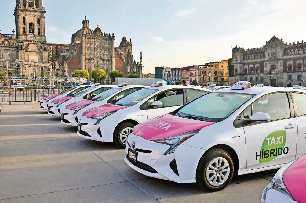 El jefe de Gobierno de la Ciudad de México, Miguel Ángel Mancera, dio banderazo de salida a 101 taxis híbridos que dan un 50% más de rendimiento de combustible, poseen GPS y dispositivos que permiten pago con tarjeta (CORTESÍA)