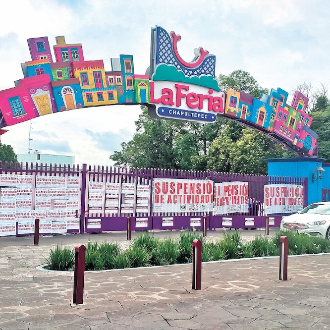 Autoridades locales colocaron sellos de suspensión de actividades en la entrada al parque de diversiones, para esclarecer el accidente que dejó dos muertos. SALVADOR CORONA. EL UNIVERSAL