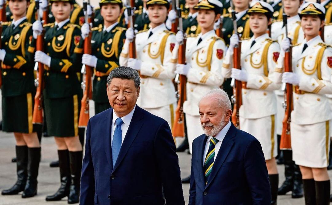 El presidente chino Xi Jinping y el mandatario brasileño Luiz Inácio Lula da Silva, durante una ceremonia de bienvenida en el Gran Salón del Pueblo en Beijing, el 13 de mayo pasado. (17/05/25) Foto: AFP
