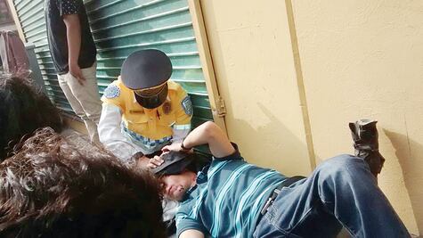 Conductor impacta poste, lo derriba y lesiona a dos peatones