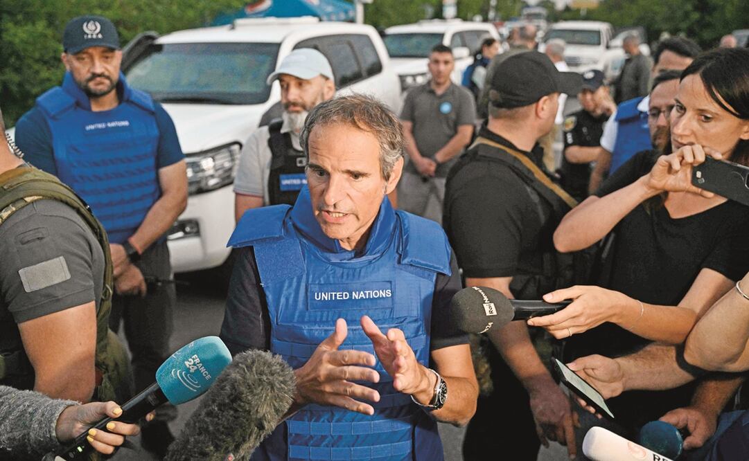 El director general del OIEA, Rafael Grossi, a las afueras de Zaporiyia tras su visita a la planta nuclear.