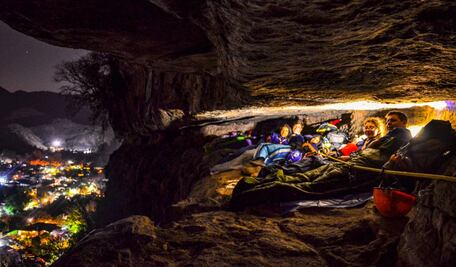 Duerme en Malinalco, en la grieta de un cerro a 35 metros de altura