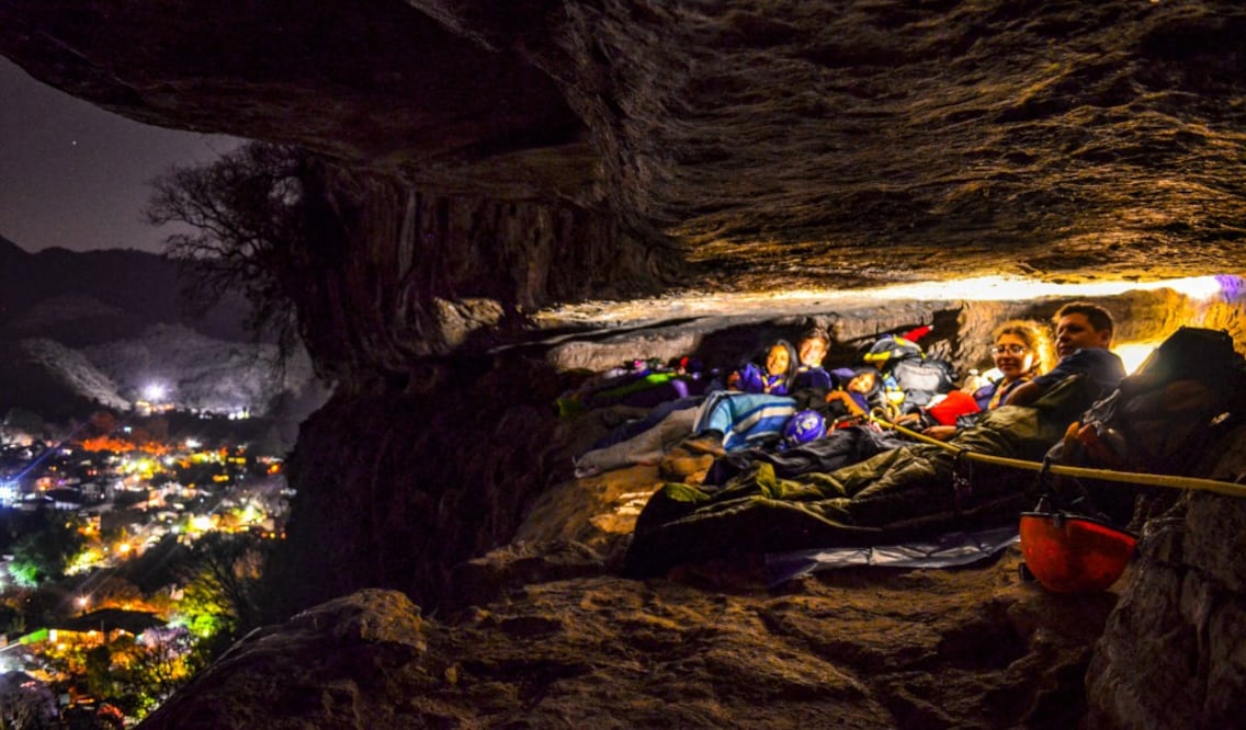 Duerme entre paredes de roca a centímetros del abismo, pero con una vista inolvidable. (Foto: Cortesía Maliemociones)