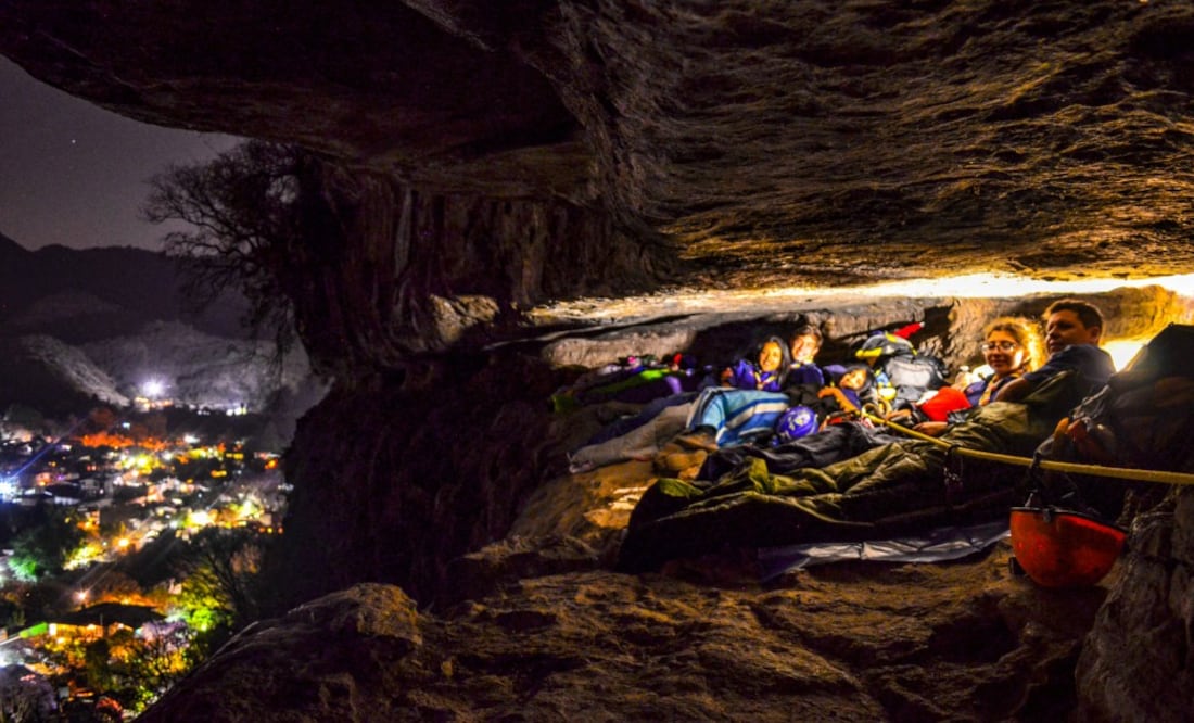 Duerme entre paredes de roca a centímetros del abismo, pero con una vista inolvidable. (Foto: Cortesía Maliemociones)