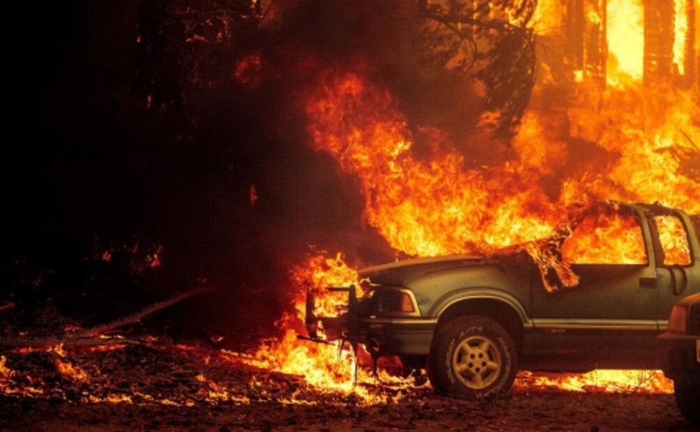 Incendio arrasa con poblado en California y provoca evacuación de 26 mil personas