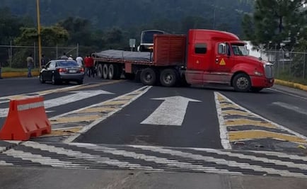 Aguacateros realizan bloqueo en la Autopista Siglo 21