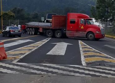 Aguacateros realizan bloqueo en la Autopista Siglo 21