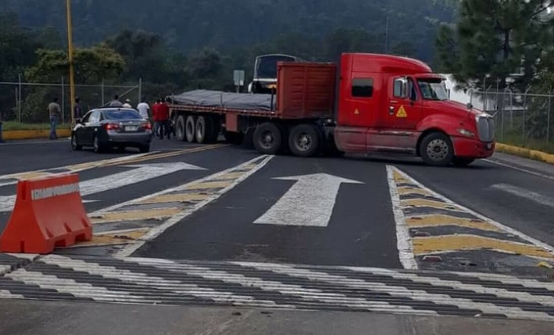 Con pancartas, los cortadores señalaron que “no son bandidos”, sino simplemente trabajadores honestos que solamente buscan sacar a su familia adelante. Foto: Carlos Arrieta / EL UNIVERSAL