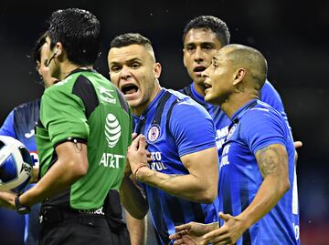 Cruz Azul vs Pachuca vive un arbitraje de escándalo