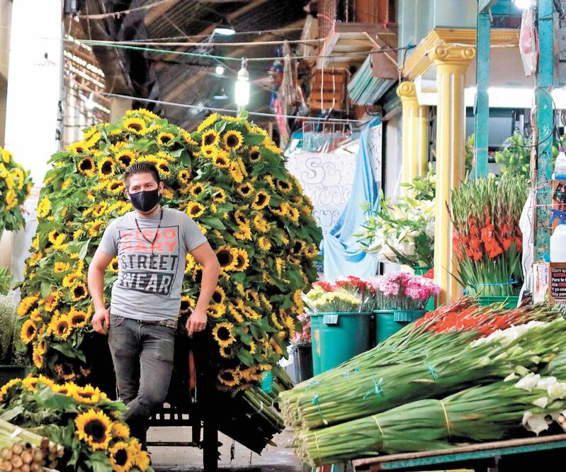 Un trabajador usa cubrebocas en un mercado de la Ciudad de México. El país sigue en etapa 3 y avanza a “la nueva normalidad”. ISRAEL ROSAS.XINHUA